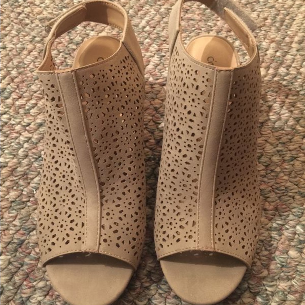 Tan wedge heal women’s size 9